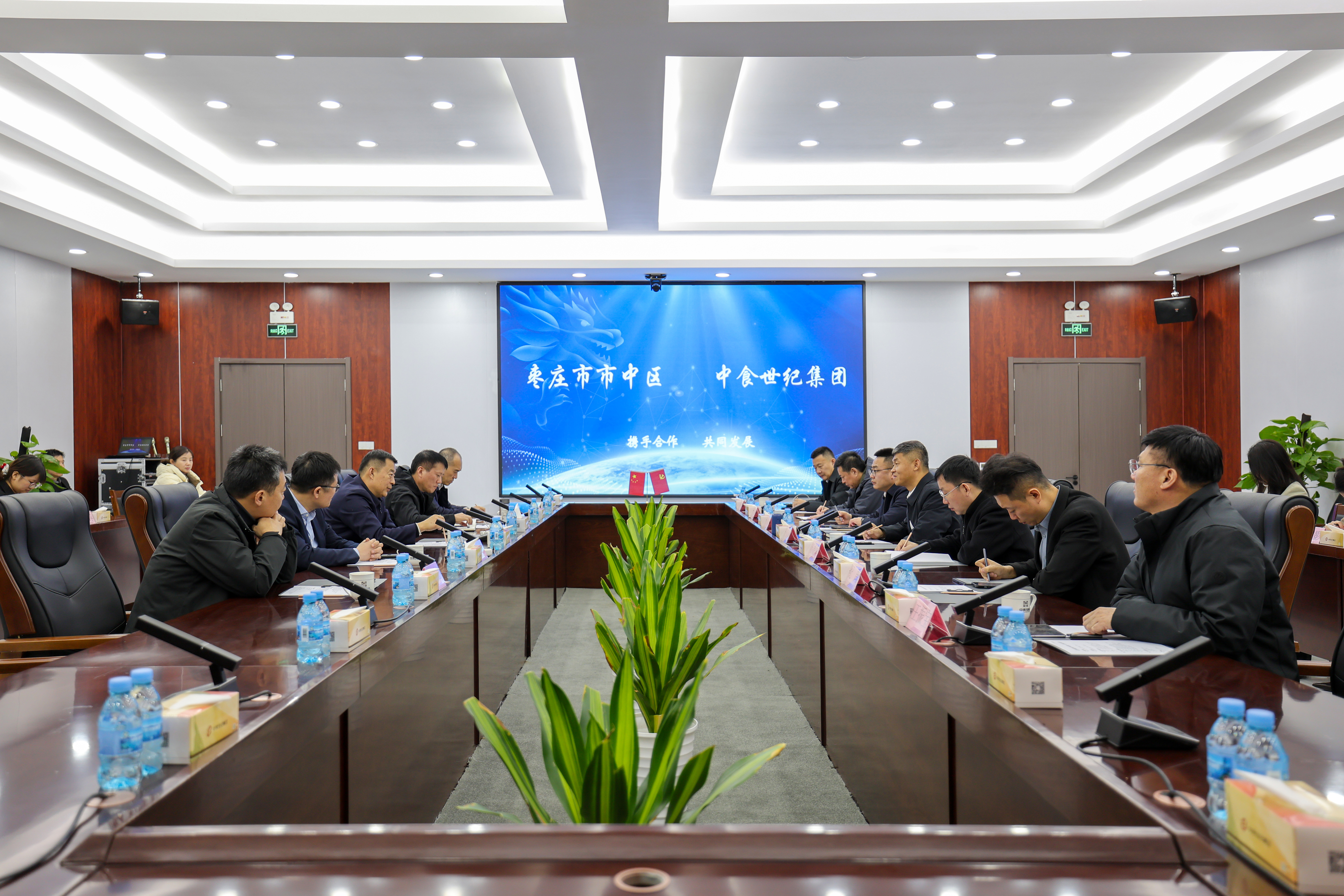 王文亮與棗莊市市中區委書記韓耀輝，棗莊經濟開發區黨工委書記、管委會主任高召軍會談，蘇德庫參加會談